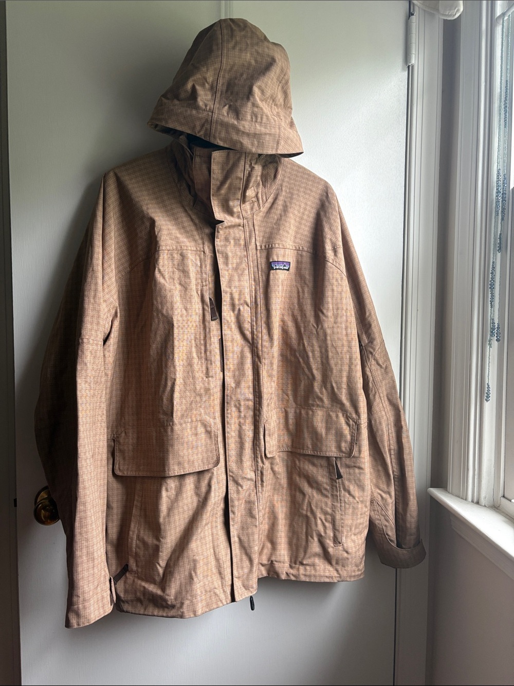 Men’s XL Patagonia Hooded Ski Snowboard Jacket in Light Brown Plaid